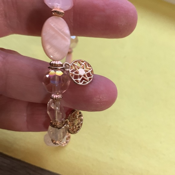 Beautiful stretch bracelet with gold coloured accents and pink and white beads - Picture 5 of 5